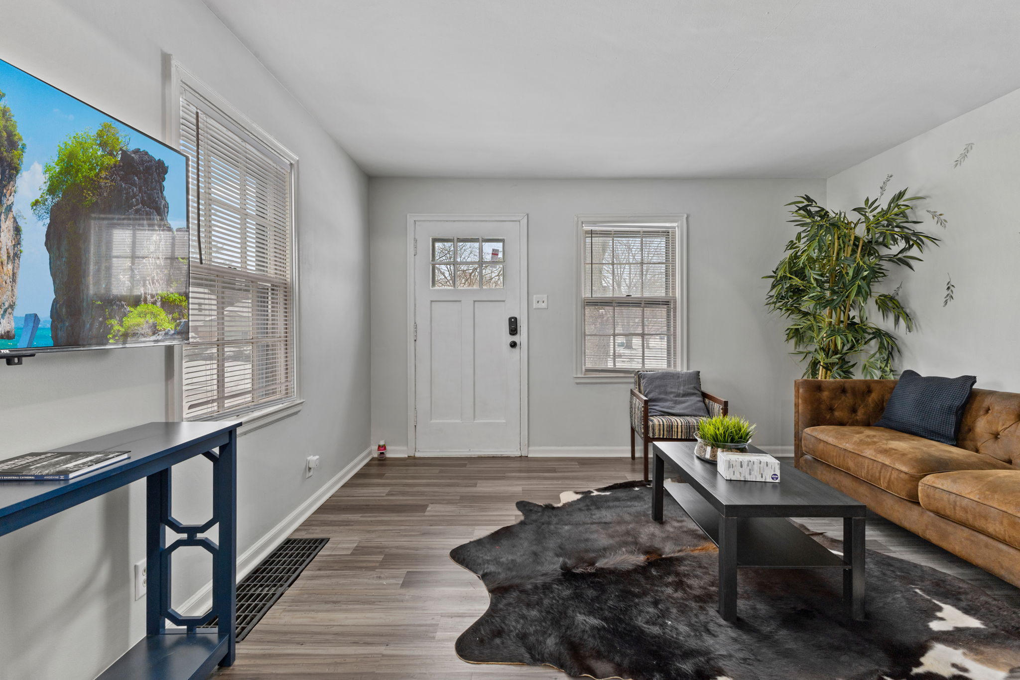 Former Airbnb Apartment Across From Hinkle - 2bed 1bath